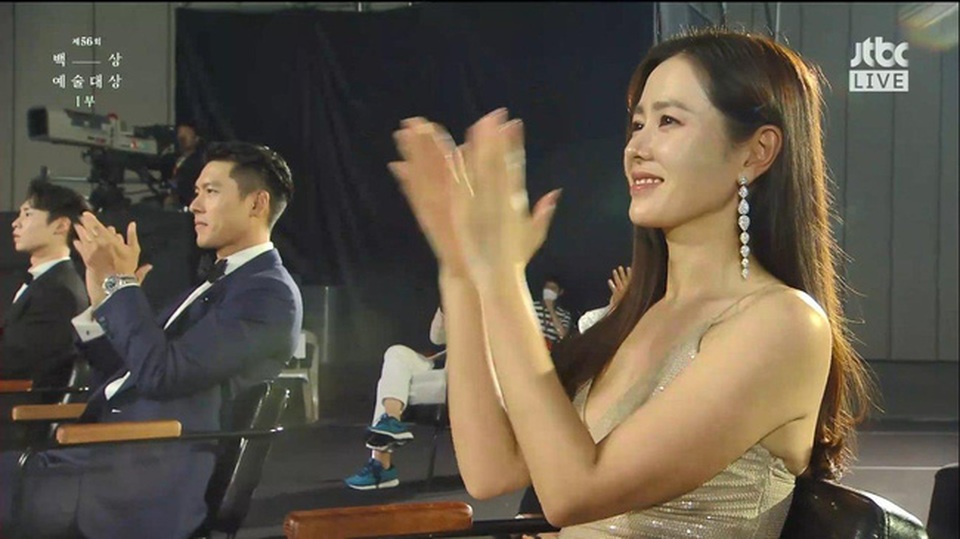 Hyun Bin và Son Ye Jin tình tứ tại lễ trao giải Baeksang - 9 Hyun Bin và Son Ye Jin tình tứ tại lễ trao giải Baeksang - 9
