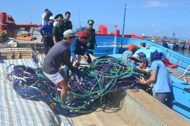 Bắt quả tang tàu cá sử dụng súng điện khai thác hải sản