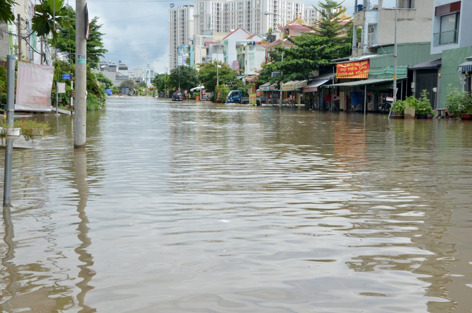 Khu dân cư bị nước bủa vây tứ phía ở Sài Gòn - 3
