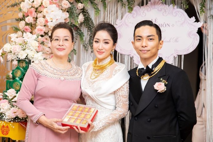 Mẹ ruột của Khánh Thi trao của hồi môn là 12 cây vàng.