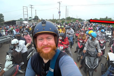 Khách Tây "khóc, cười" với giao thông Việt: Ngơ ngác, sợ hãi chờ qua đường