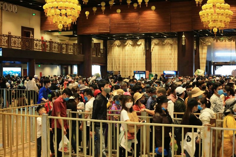 Hàng trăm tình nguyện viên phân luồng, đảm bảo phòng dịch tại chùa Tam Chúc - 6 Hàng trăm tình nguyện viên phân luồng, đảm bảo phòng dịch tại chùa Tam Chúc - 6