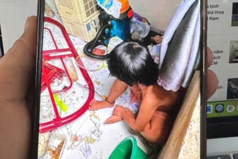 Bé gái 9 tuổi bị bố xích chân trong phòng