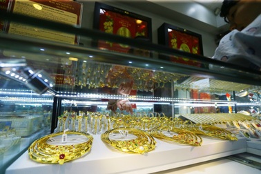 Vượt qua 1.530 USD/ounce, giá vàng khởi động lại xu hướng tăng cao?