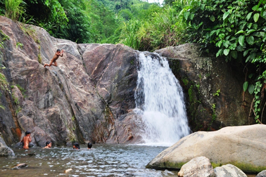 Ba học sinh rủ nhau đi tắm suối, 2 em đuối nước tử vong