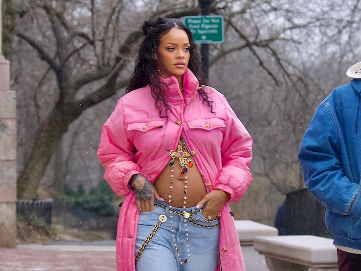 Rihanna bất ngờ lộ bụng bầu trên phố - 2 Rihanna bất ngờ lộ bụng bầu trên phố - 2