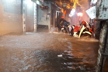 Mưa lớn, nhiều tuyến đường Hà Nội ngập sâu
