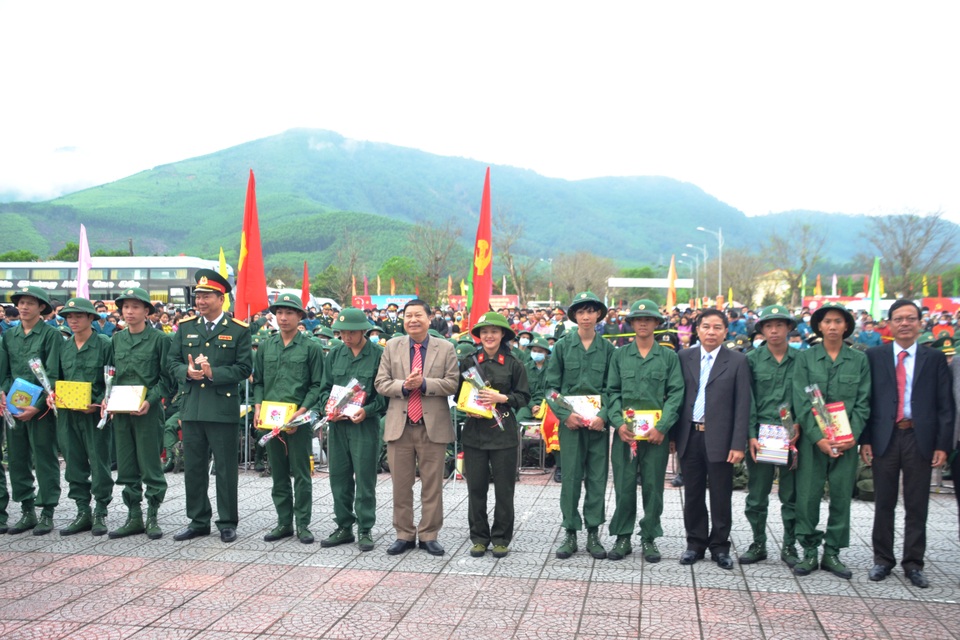 Huế: Nữ tân binh duy nhất trong số hơn 1.300 thanh niên nhập ngũ - 4 Huế: Nữ tân binh duy nhất trong số hơn 1.300 thanh niên nhập ngũ - 4