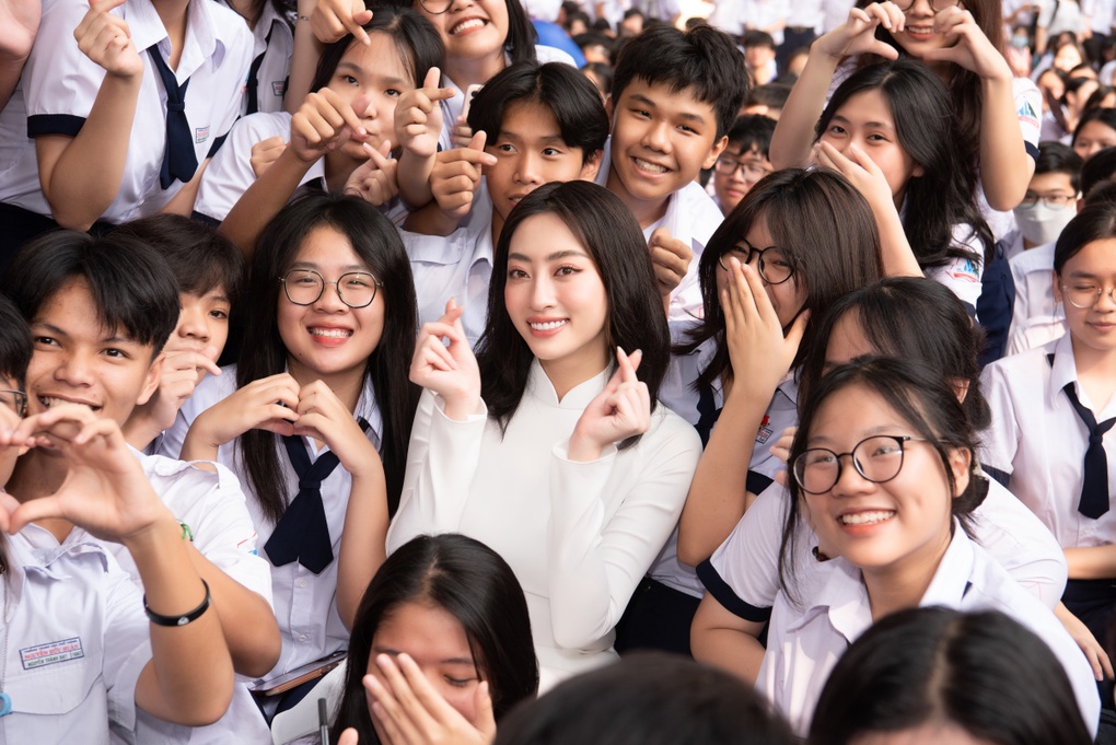 Lương Thùy Linh truyền cảm hứng đọc sách, được học sinh xin vía học giỏi - 2 Lương Thùy Linh truyền cảm hứng đọc sách, được học sinh xin vía học giỏi - 2