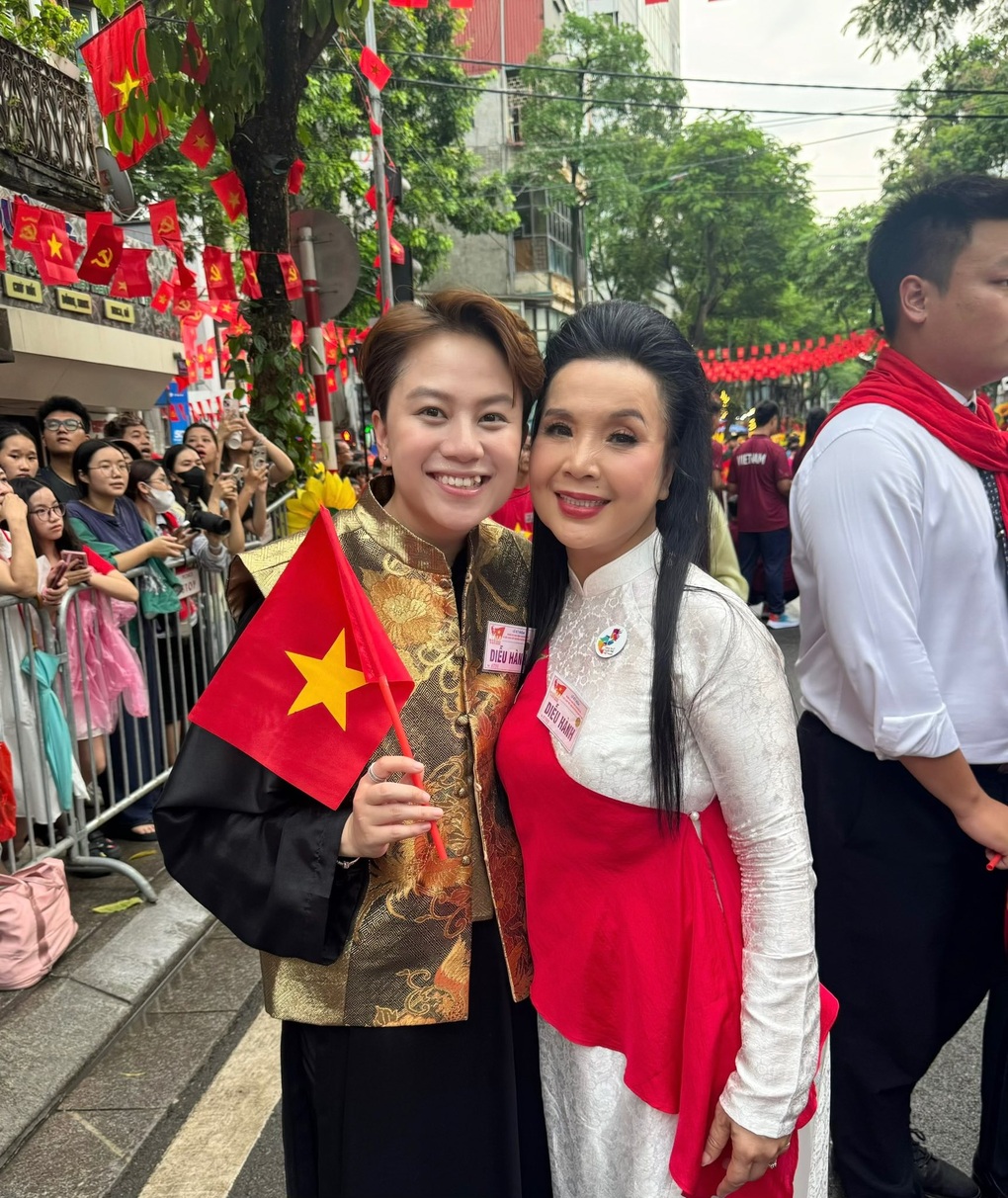 Dàn NSND diễu hành ở A80: Người là mẹ chồng dễ tính, người về hưu đắt show - 4 Dàn NSND diễu hành ở A80: Người là mẹ chồng dễ tính, người về hưu đắt show - 4