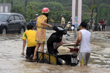 Lụt nặng, người dân Thủ đô phải chọn "cưỡi" xe cải tiến