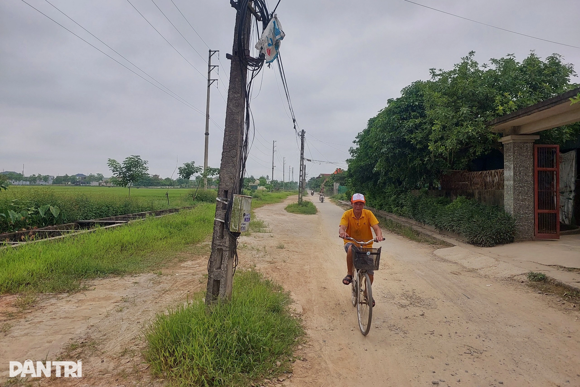Hàng loạt cột điện vô duyên đứng giữa đường thành phố Hà Tĩnh - 10