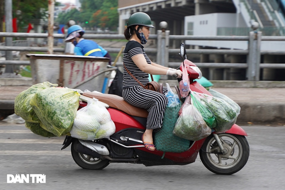Tiểu thương chợ cóc chạy tán loạn khi lực lượng chức năng đi kiểm tra xử lý - 9 Tiểu thương chợ cóc chạy tán loạn khi lực lượng chức năng đi kiểm tra xử lý - 9