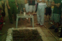 Hà Nội: Bé trai 1 tuổi rơi xuống hố ga