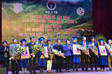 Các bác sĩ trẻ về vùng cao mổ thành thục ruột thừa, chửa ngoài tử cung nội soi