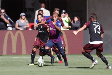 Barcelona 0-1 Milan: Bàn thua ở phút bù giờ