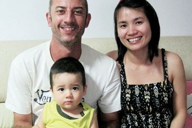 Chuyện tình yêu “đi qua dạ dày” tuyệt đẹp của ông thầy đội tuyển U19 Việt Nam