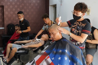 Người dân vội vã đi cắt tóc gội đầu trước khi Hà Nội chính thức cấm từ 13/7