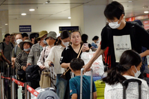 Sân bay Tân Sơn Nhất đông đúc hành khách dịp cận lễ 30/4