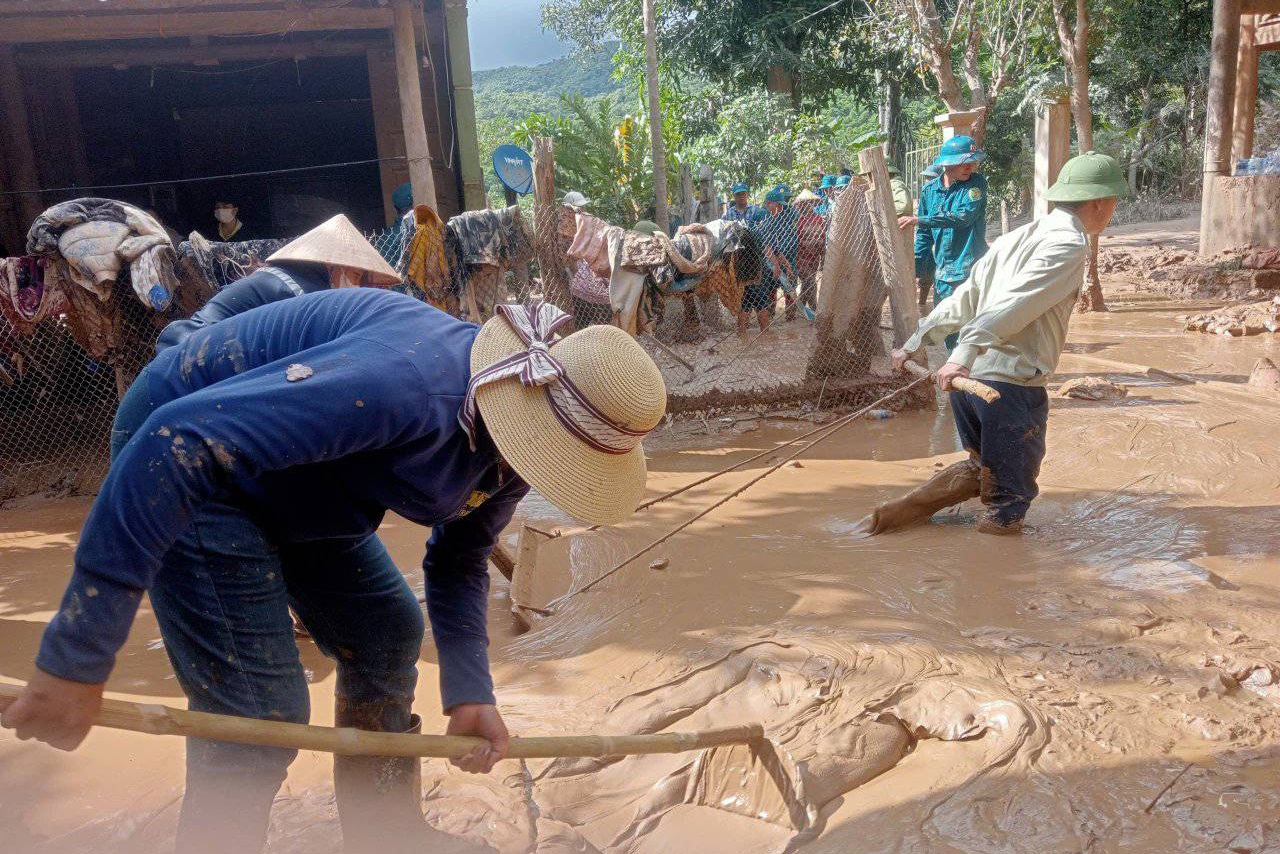 Tin đồn vỡ đập thủy điện: Bế mẹ già lên núi, chạy tìm con trai mù lòa - 3