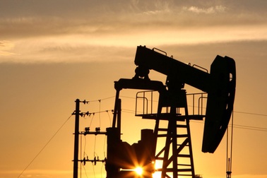 Giá dầu tăng vọt sau tin Israel tấn công trả đũa Iran