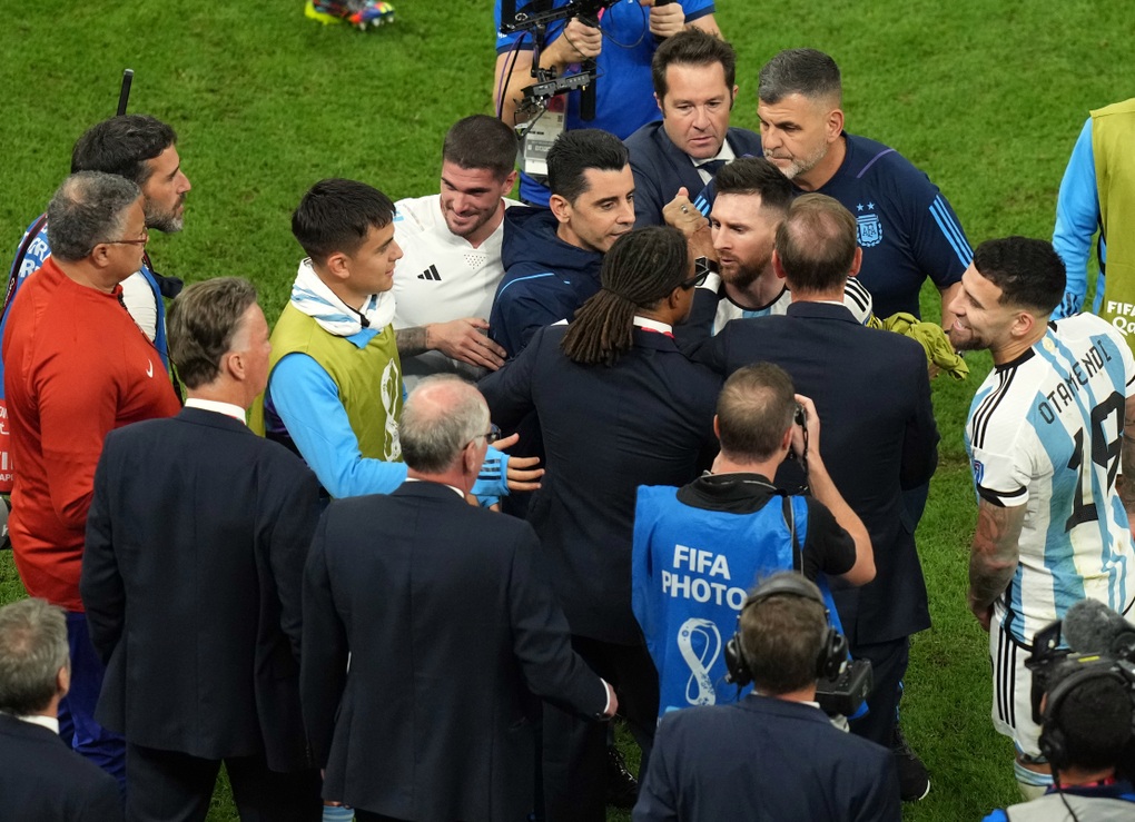 Cầu thủ Argentina làm thay phần việc của Messi như thế nào? - 3 Cầu thủ Argentina làm thay phần việc của Messi như thế nào? - 3