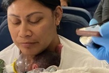 Không biết mình mang thai, bà mẹ bất ngờ sinh con... ngay trên máy bay