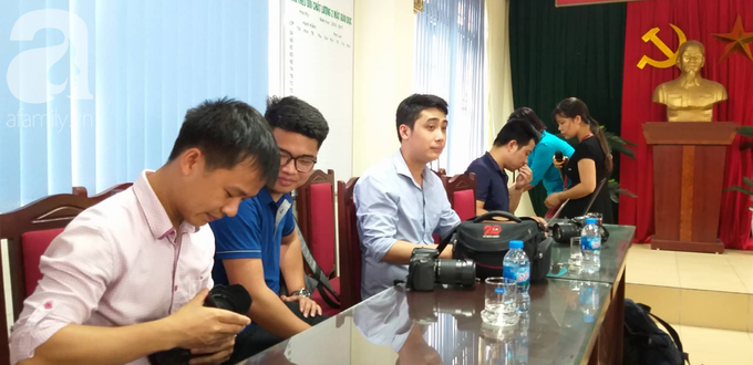 LIVE: Lãnh đạo trường Trần Phú trả lời vụ thầy giáo dạy Toán nghi dâm ô nhiều nam sinh ở Hà Nội - Ảnh 4. LIVE: Lãnh đạo trường Trần Phú trả lời vụ thầy giáo dạy Toán nghi dâm ô nhiều nam sinh ở Hà Nội - Ảnh 4.