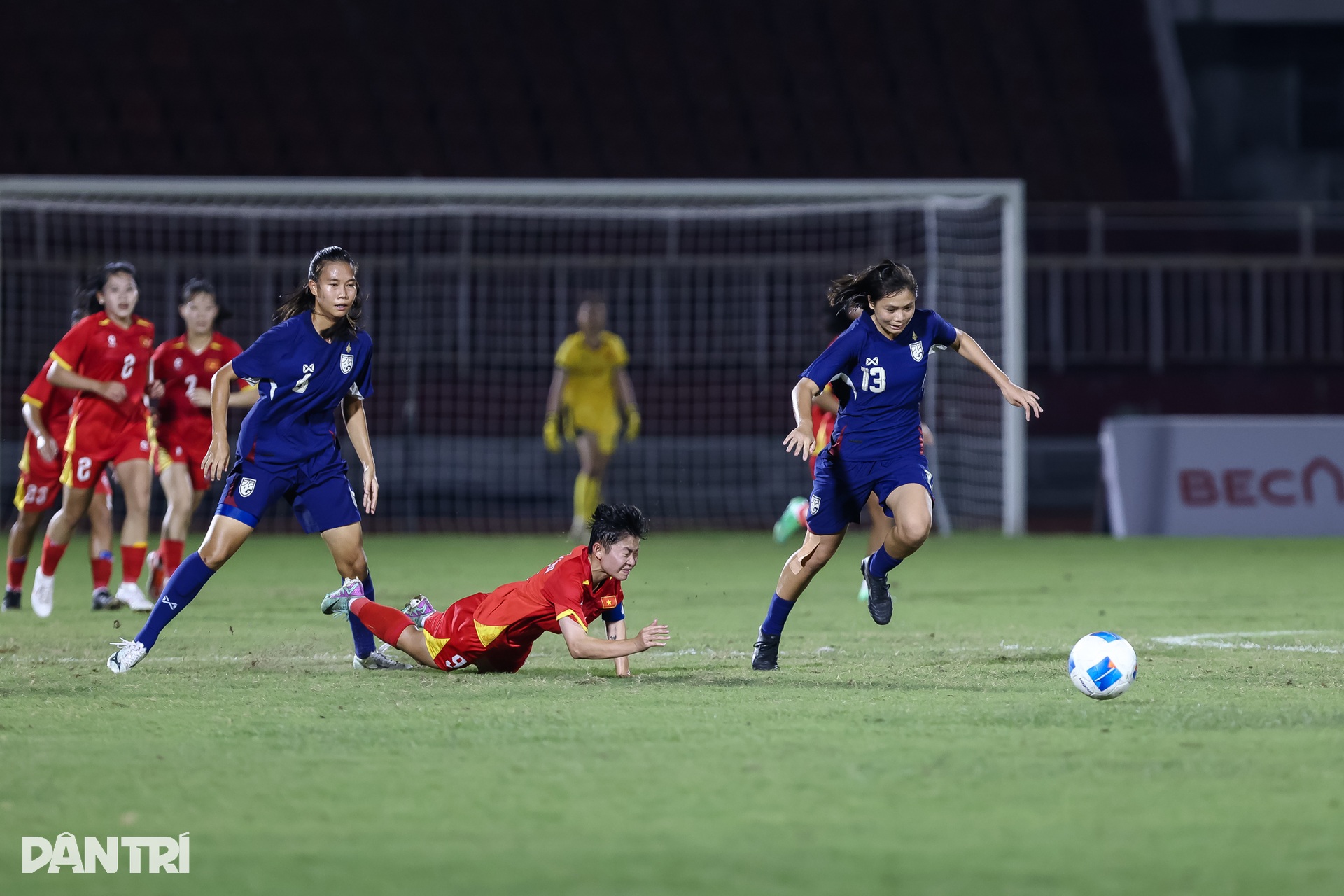 U19 nữ Việt Nam bật khóc sau khi đánh mất ngôi vô địch vào tay người Thái - 2 U19 nữ Việt Nam bật khóc sau khi đánh mất ngôi vô địch vào tay người Thái - 2