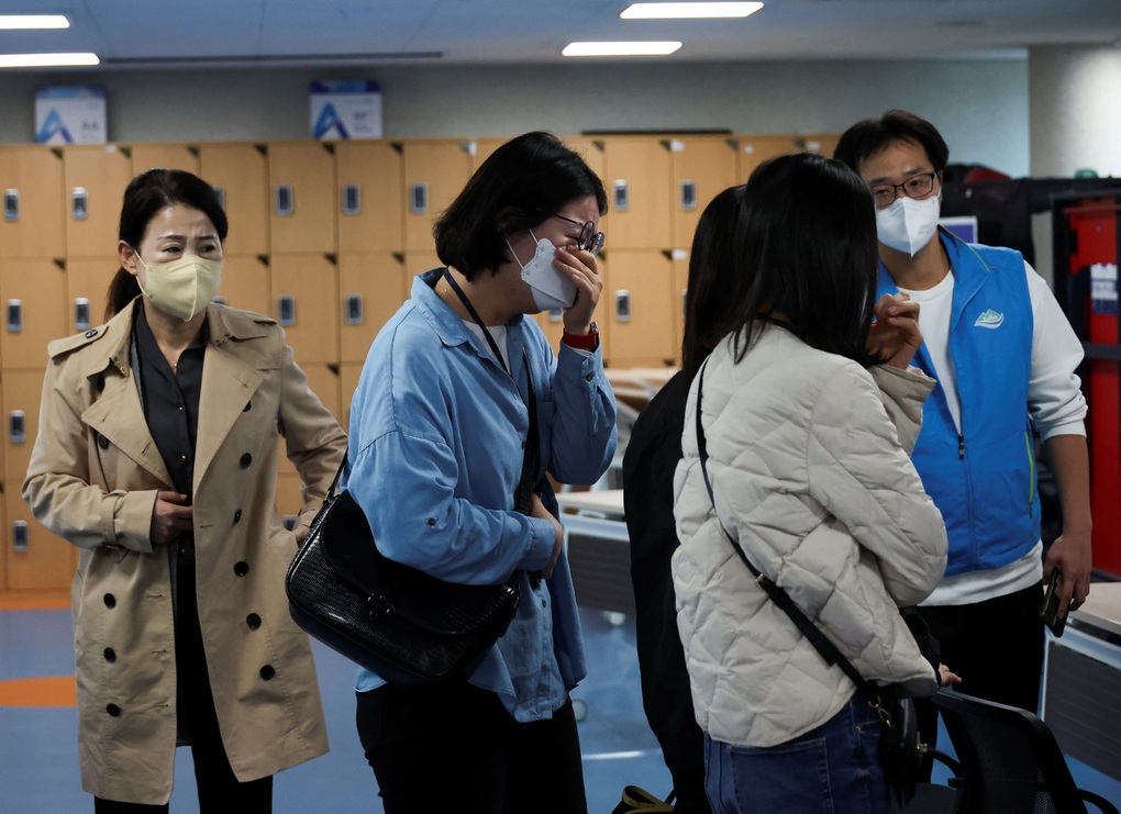 Cha mẹ đỏ mắt chờ tin con suốt đêm sau thảm kịch giẫm đạp ở Seoul - 2 Cha mẹ đỏ mắt chờ tin con suốt đêm sau thảm kịch giẫm đạp ở Seoul - 2