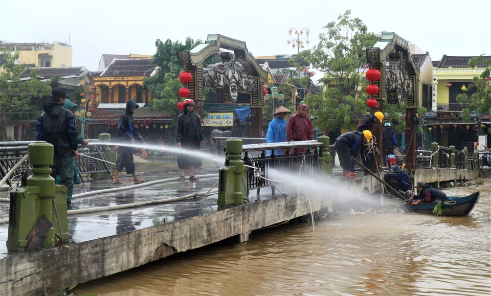 Người Hội An tất tả dọn dẹp sau trận lụt lớn - 4 Người Hội An tất tả dọn dẹp sau trận lụt lớn - 4
