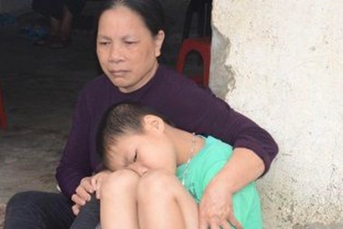 Hai bà cháu rau cháo nuôi nhau sau vụ tai nạn cướp đi sinh mạng bố mẹ bé 8 tuổi