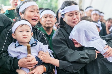 Hoa nào cho vợ những người lính đã ngã xuống khi đi cứu nạn Rào Trăng?