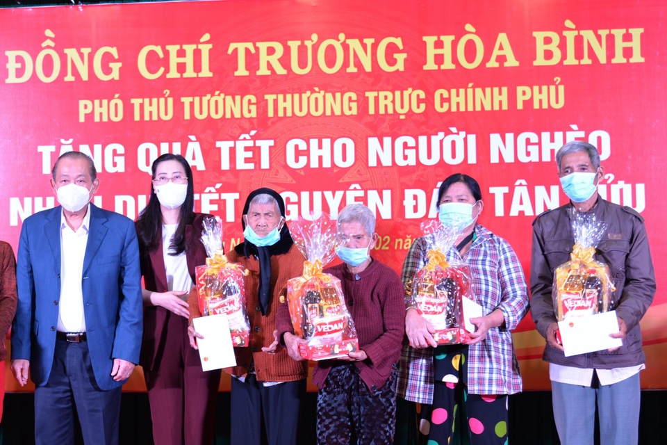 Phó Thủ tướng Trương Hòa Bình tặng quà đến người nghèo Quảng Ngãi - 2 Phó Thủ tướng Trương Hòa Bình tặng quà đến người nghèo Quảng Ngãi - 2