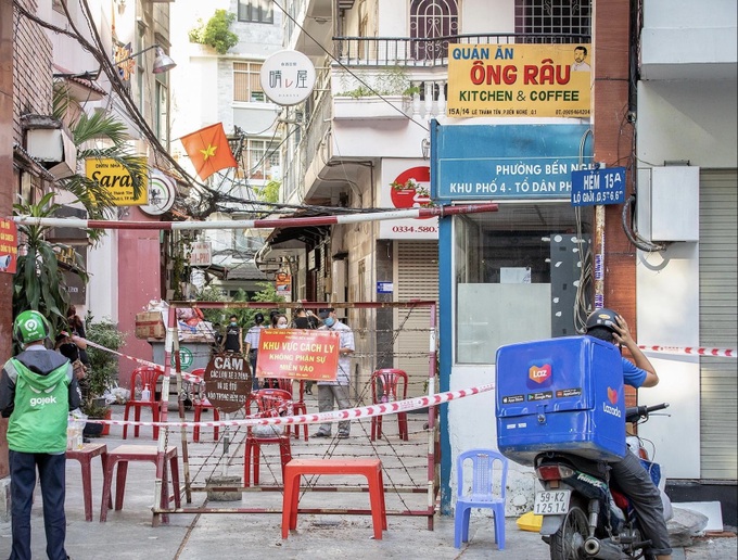 Hình ảnh Sài Gòn &quot;lạ thường&quot; trong ngày đầu giãn cách xã hội - Ảnh 3.