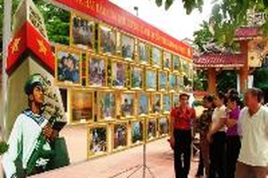 Quảng Bình: Khai mạc triển lãm ảnh về quê hương, biển đảo