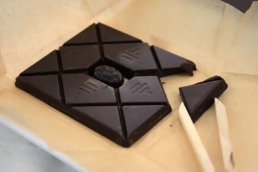 Có gì bên trong thanh socola đắt đỏ nhất thế giới?