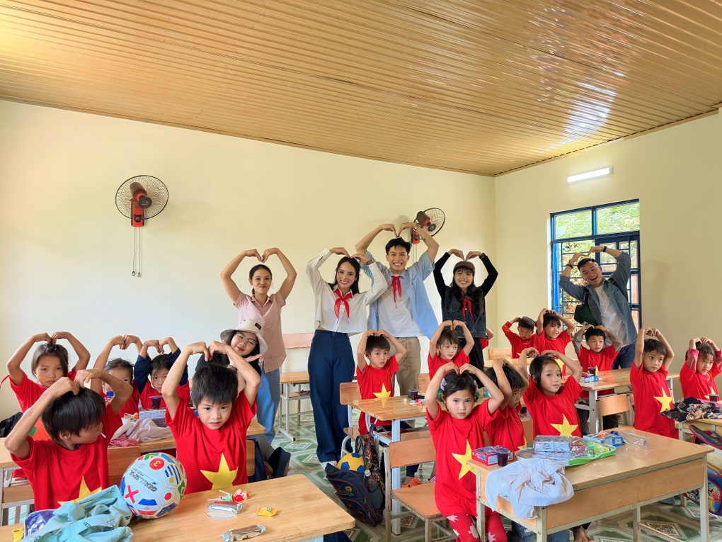 Trà My - Anh Tú xây điểm trường giúp đỡ trẻ em vùng cao - 4 Trà My - Anh Tú xây điểm trường giúp đỡ trẻ em vùng cao - 4