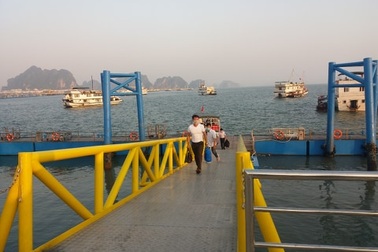 Hòa Bình phong tỏa sân golf, Quảng Ninh "sốt ruột" tăng cường chống dịch