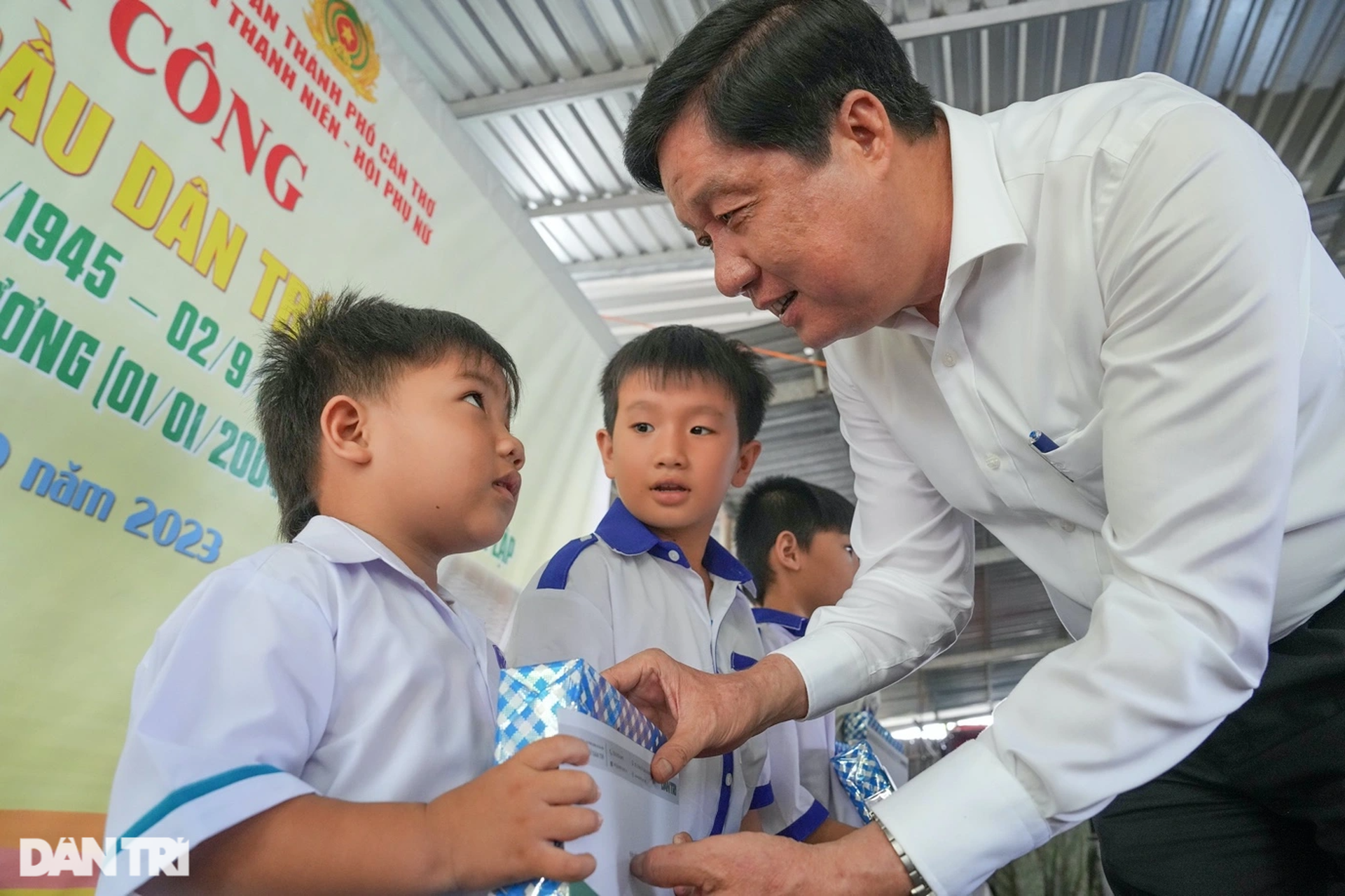 Thêm cây cầu Dân trí giúp con trẻ thoát cảnh bơi xuồng qua sông - 5 Thêm cây cầu Dân trí giúp con trẻ thoát cảnh bơi xuồng qua sông - 5