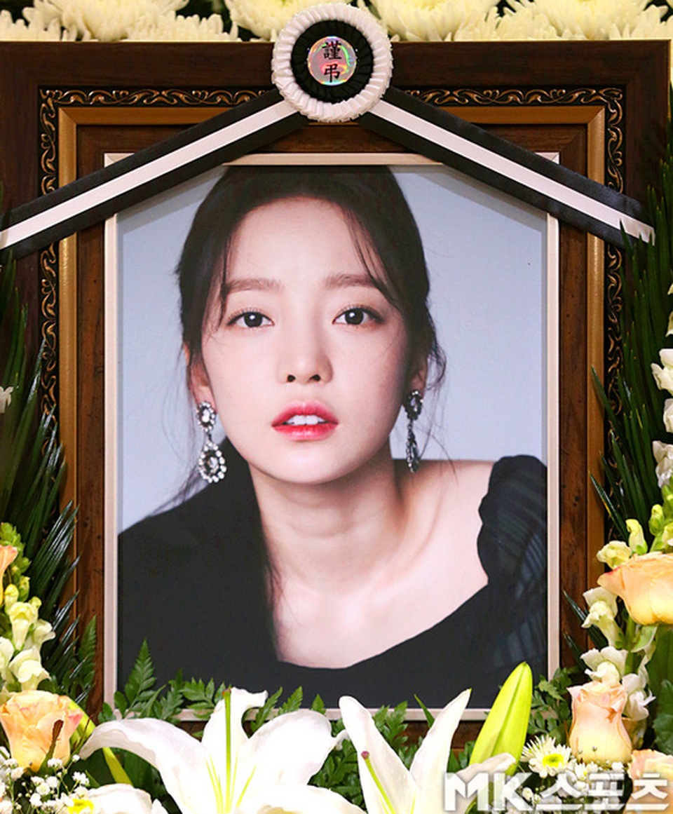 Hình ảnh đầu tiên trong tang lễ của Goo Hara - 4 Hình ảnh đầu tiên trong tang lễ của Goo Hara - 4