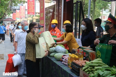 Phiên chợ đặc biệt dành cho hàng trăm người khó khăn ở Hà Nội