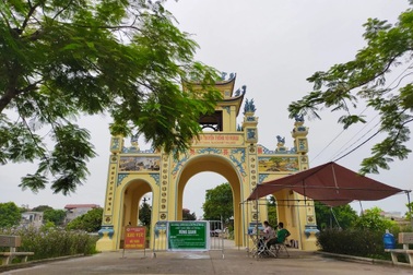 Cổng làng ở ngoại thành Hà Nội hóa chốt "vùng xanh" bảo vệ dân làng