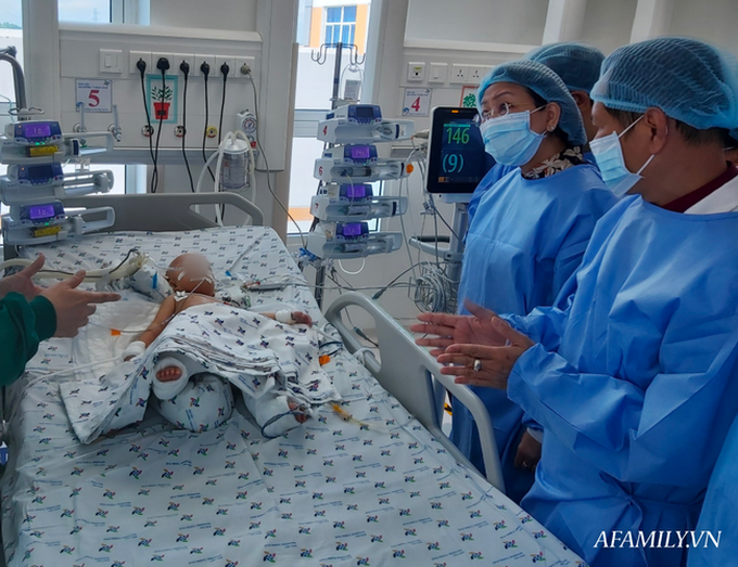 "Chứng nhân” của 6 ca tách dính tại Việt Nam kể lại khoảnh khắc căng não chia đại tràng cho Trúc Nhi – Diệu Nhi - Ảnh 1. "Chứng nhân” của 6 ca tách dính tại Việt Nam kể lại khoảnh khắc căng não chia đại tràng cho Trúc Nhi – Diệu Nhi - Ảnh 1.