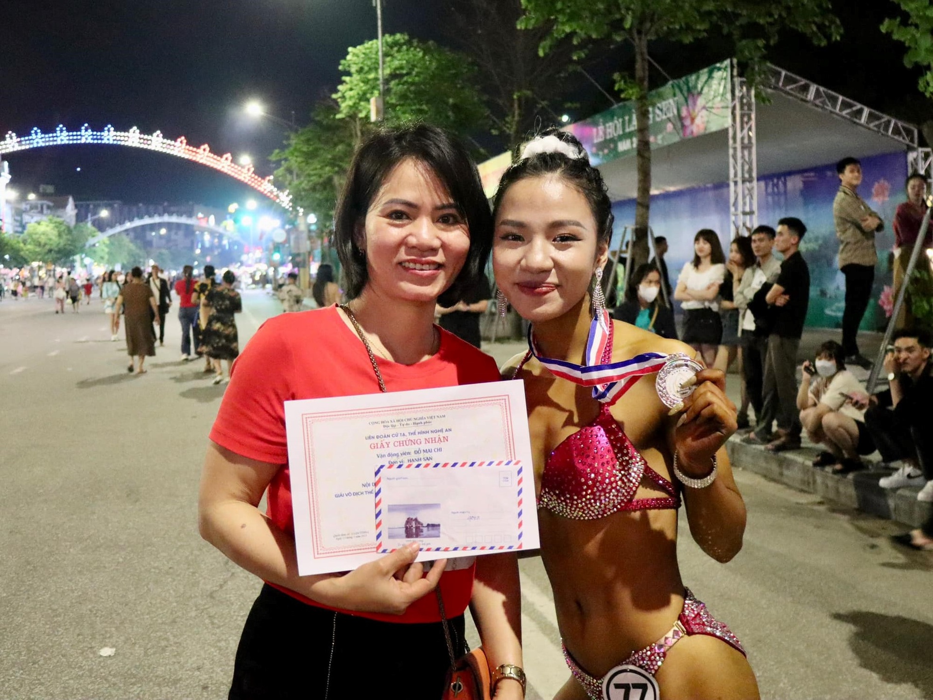 Cô gái 15 tuổi đã tập thể hình, đoạt huy chương vàng ngay lần đầu thi đấu - 4 Cô gái 15 tuổi đã tập thể hình, đoạt huy chương vàng ngay lần đầu thi đấu - 4