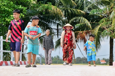 "Có cầu Dân trí rồi, từ nay mẹ không phải chèo đò đưa con đi học nữa"!