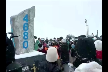 Du khách đánh nhau vì tranh chỗ đẹp để đứng chụp ảnh tại điểm du lịch