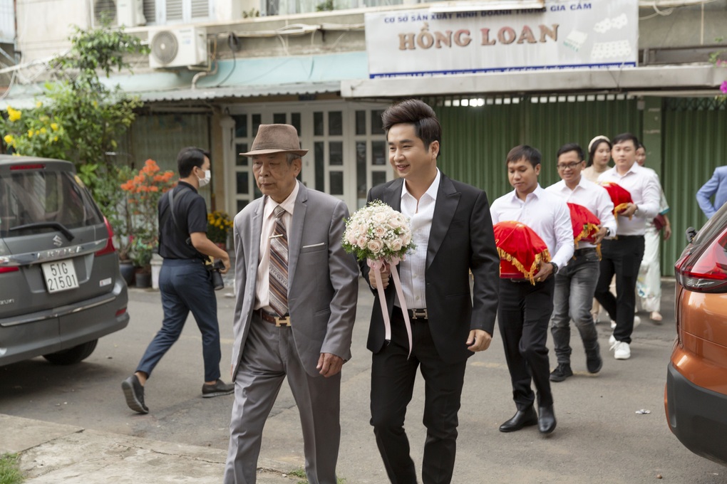 Đám cưới của ca sĩ Bằng Cường - Bảo Anh: Cô dâu nổi bật với màu tóc tím - 3 Đám cưới của ca sĩ Bằng Cường - Bảo Anh: Cô dâu nổi bật với màu tóc tím - 3