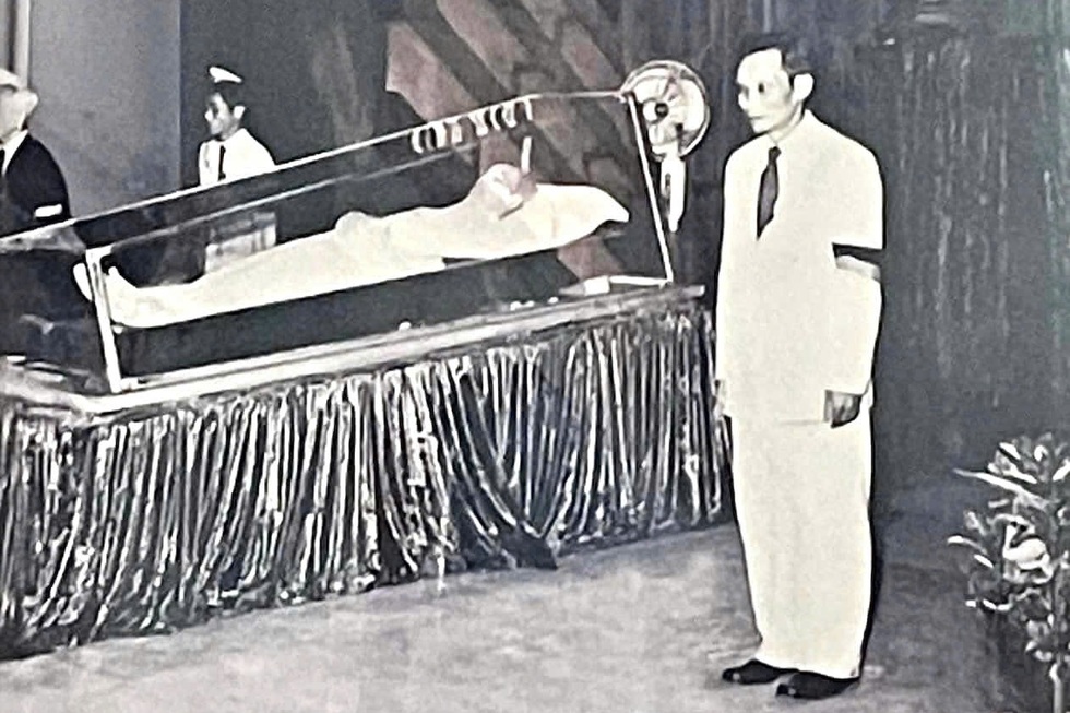 Đằng sau bức ảnh về người đàn ông bên linh cữu Bác Hồ