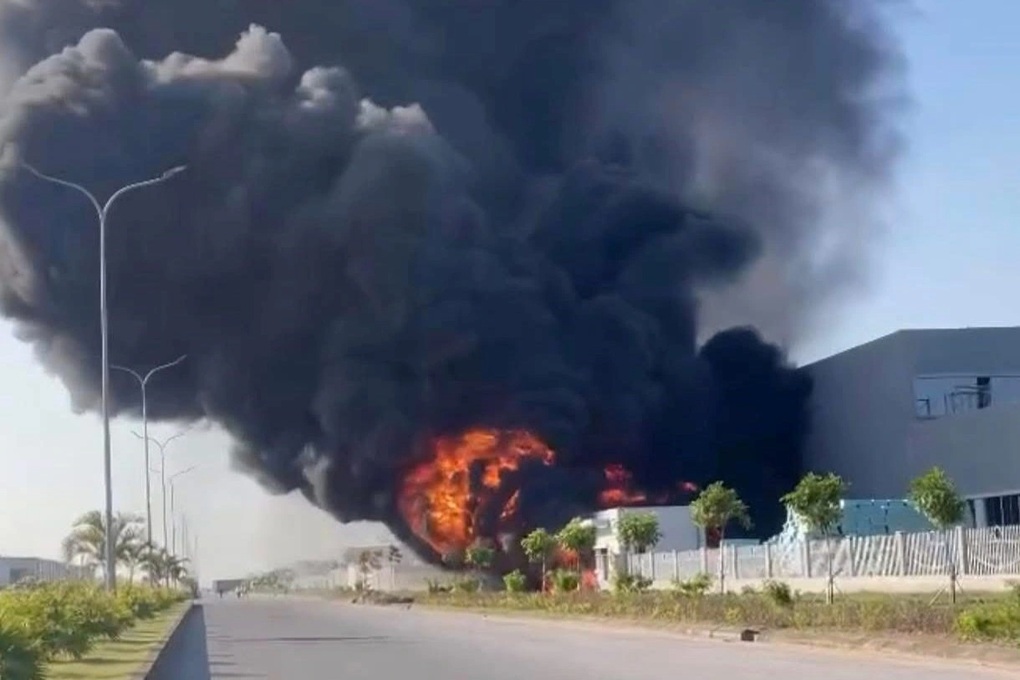 Cháy điểm tập kết mút xốp tại cổng công ty ở Hải Phòng - 1